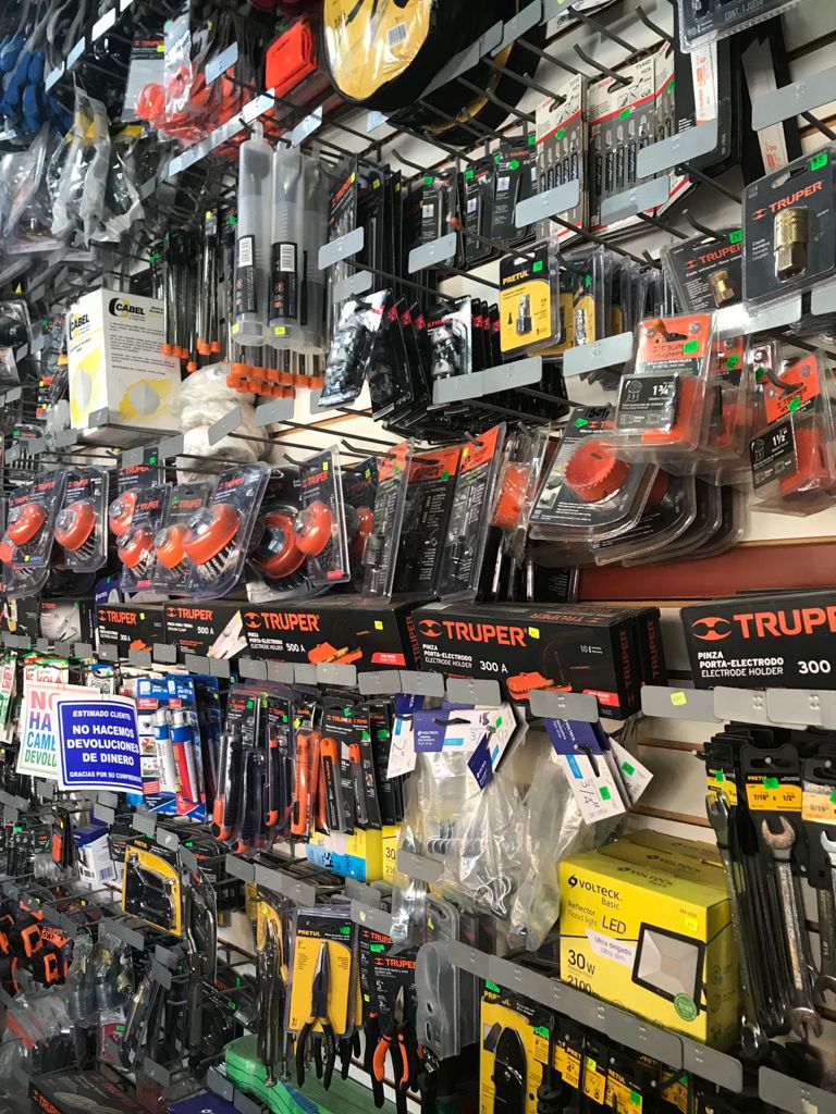 Exhibidor de herramientas y accesorios de ferretería en APN